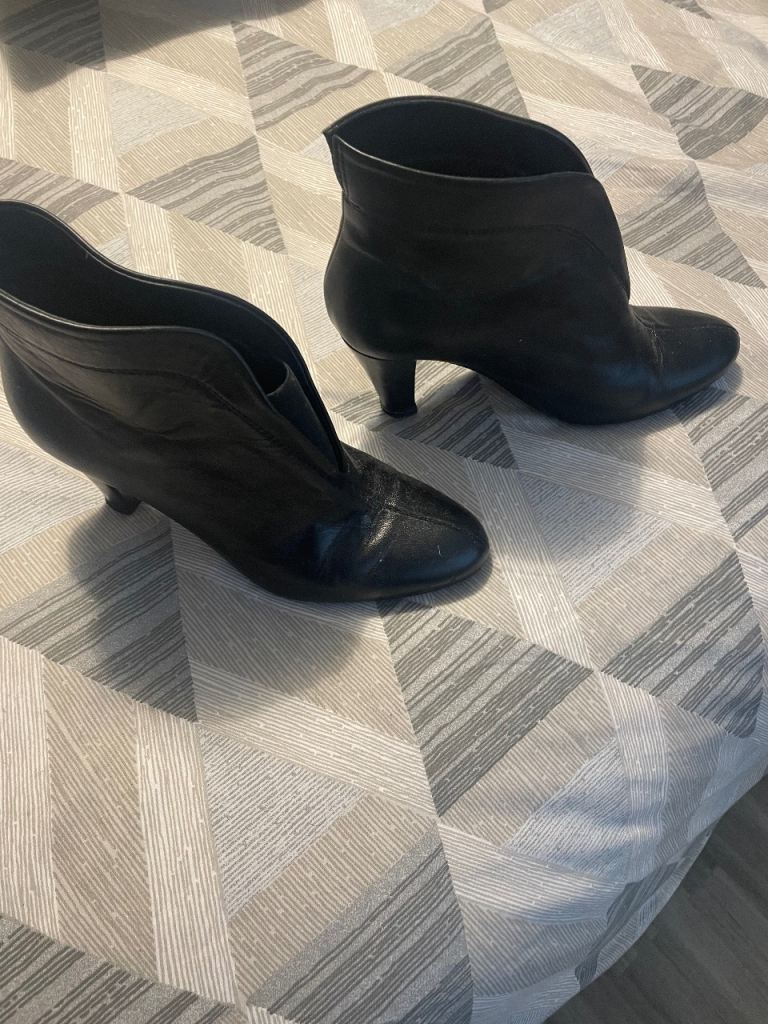 Black Leather Ankle Carvela Boots with Heel – Good Condition