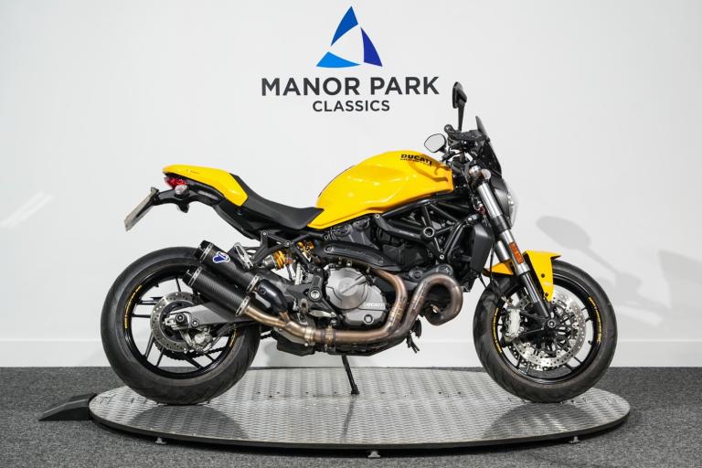 2017 Ducati Monster Monster 821 - Red (18MY)  Petrol Manual