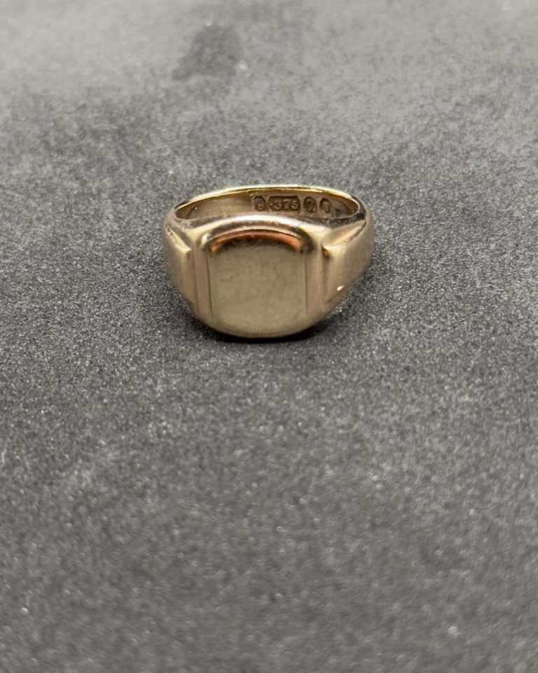 9ct gold signet ring 