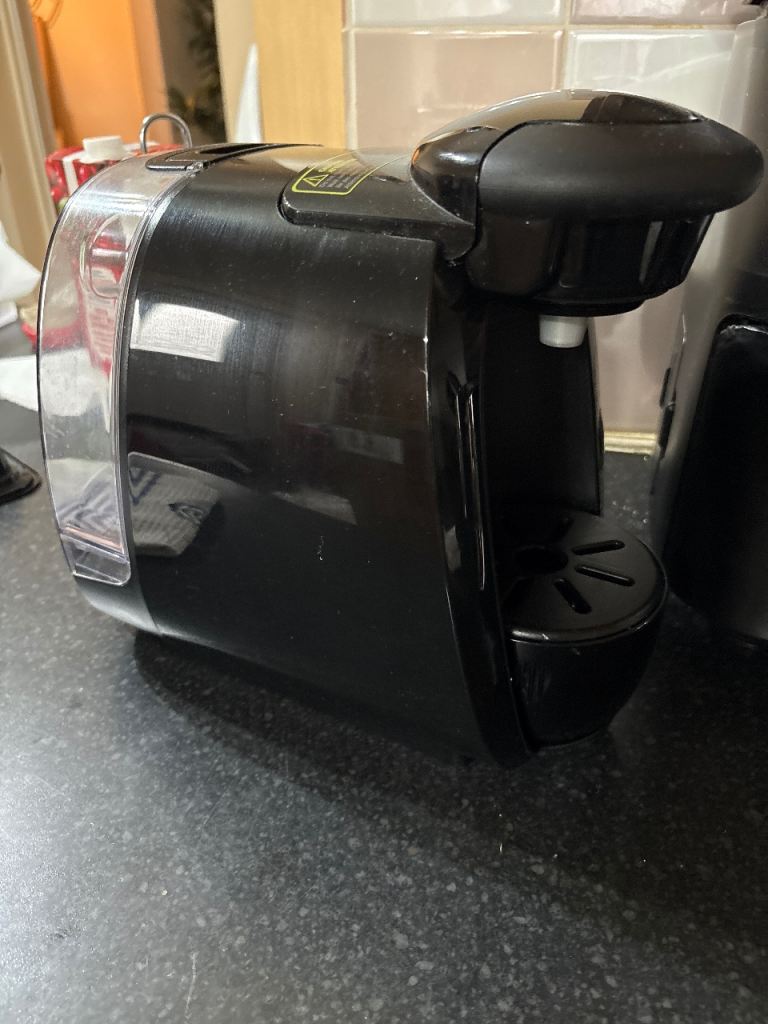 Hot drinks machine 