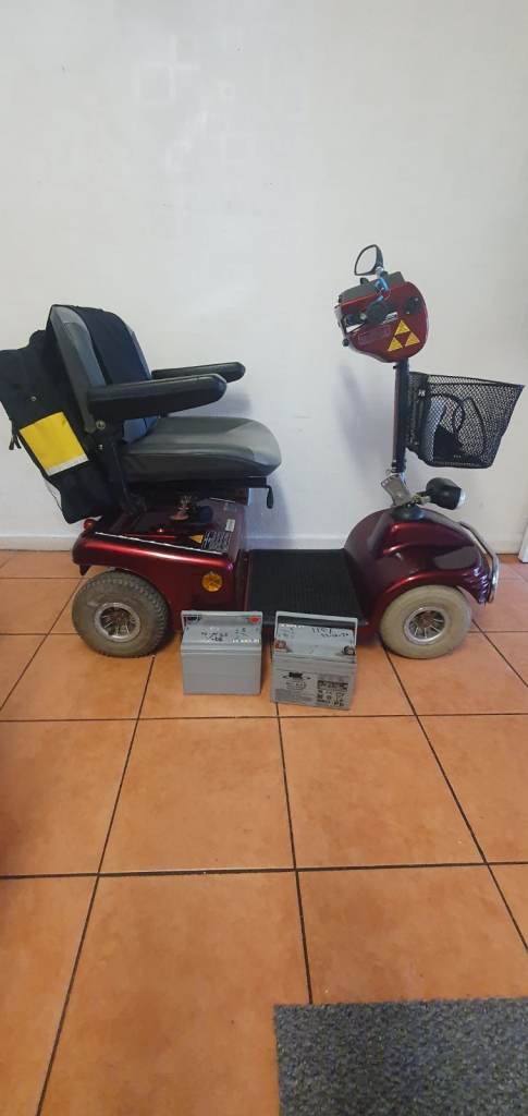 SHOPRIDER DELUXE MOBILITY SCOOTER 4MPH GREAT CONDITION BARELY USED COMES WITH RAMP AND BAG.  