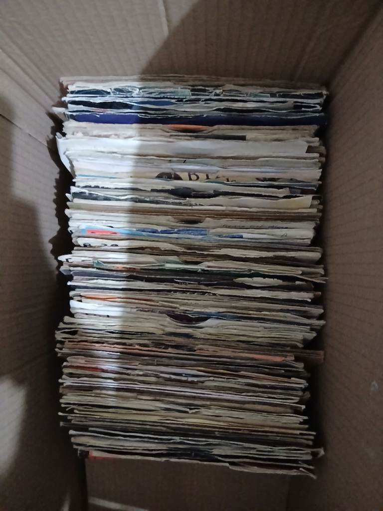Looking to buy vinyl Records.  Lps and Singles 