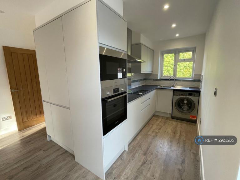 1 bedroom flat in Ashley Road, Epsom, KT18 (1 bed) (#2923285)