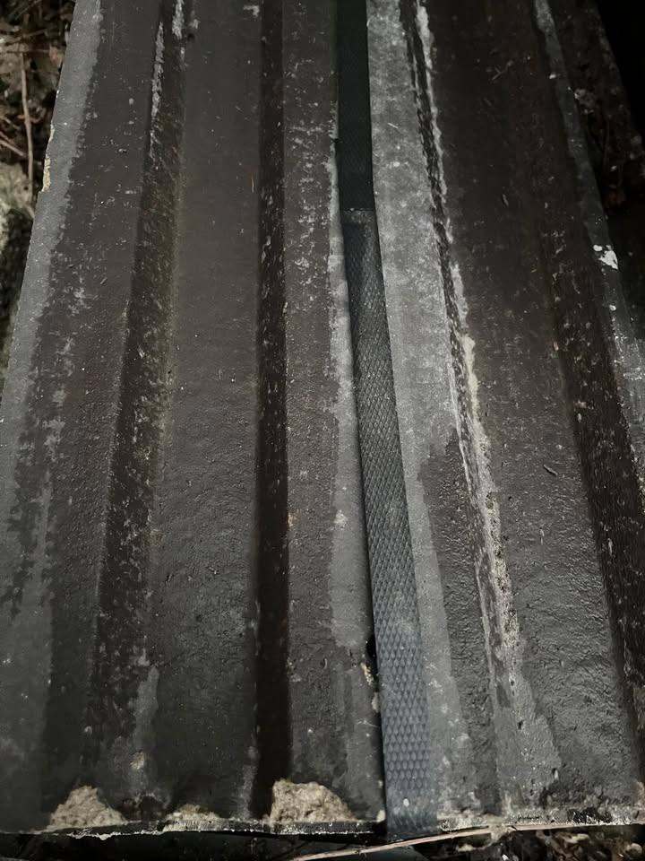 (( New )) 4 Curved Ridge Tiles & 10 Concrete Roof Tiles
