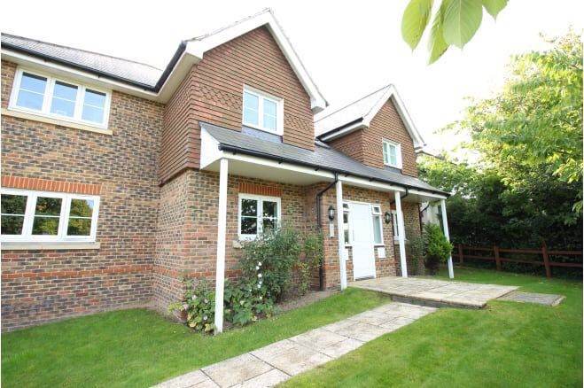 Large 2 Bed, 2 Bathroom ground floor apartment in Row Town, Ottershaw (KT15)