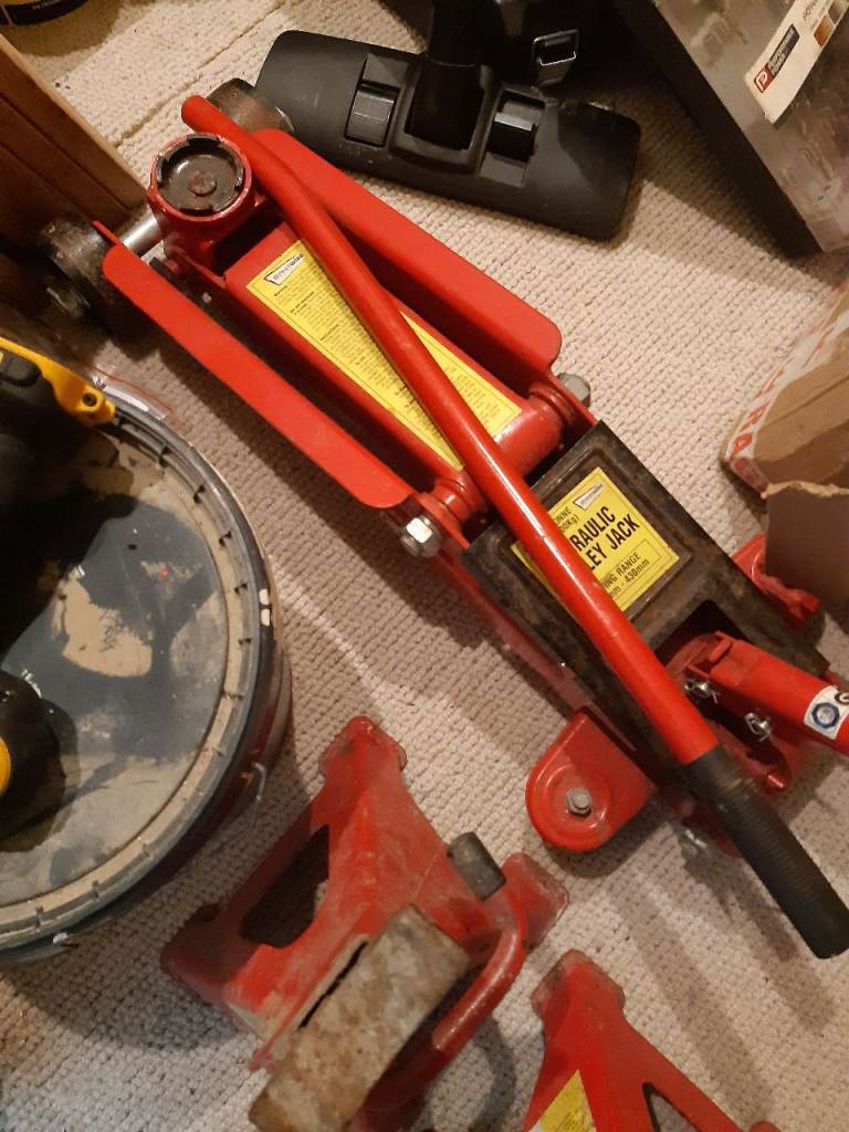 3 tonne trolley jack and axel stands