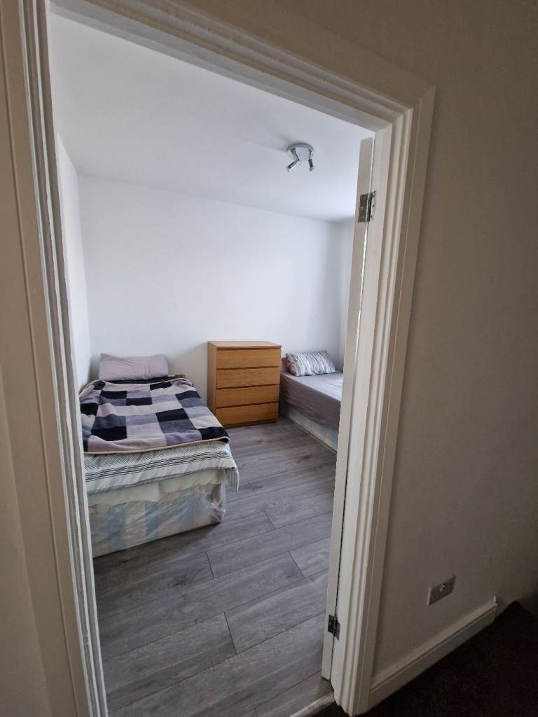 SHARED ROOM AVAILABLE FOR PAKISTANI - EAST HAM/FOREST GATE