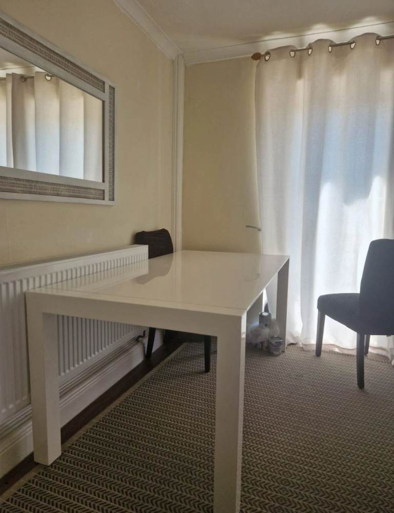White gloss extendable dining table