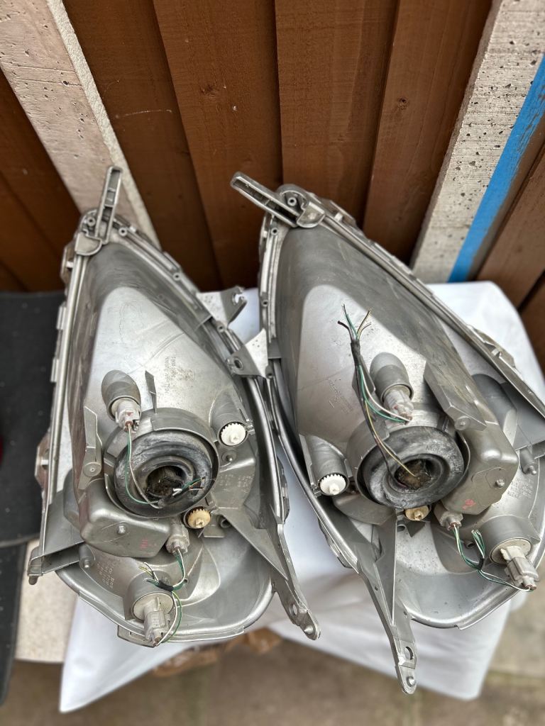 Toyota Yaris headlights 99/04