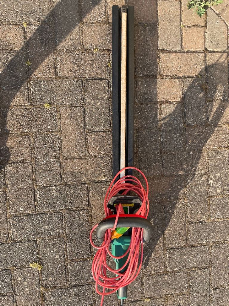 QUALCAST Electric Hedge Trimmer – Good Condition