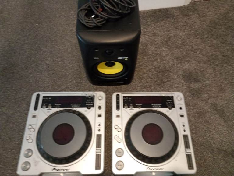 2x Pioneer cdj 1000mk2, 1x pioneer djm600 mixer, 1x magma flight