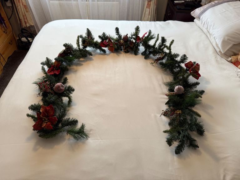 Luxury 9ft Long Frosted Winterberry Bushy Christmas Garland Artificial Ideal for Fireplace