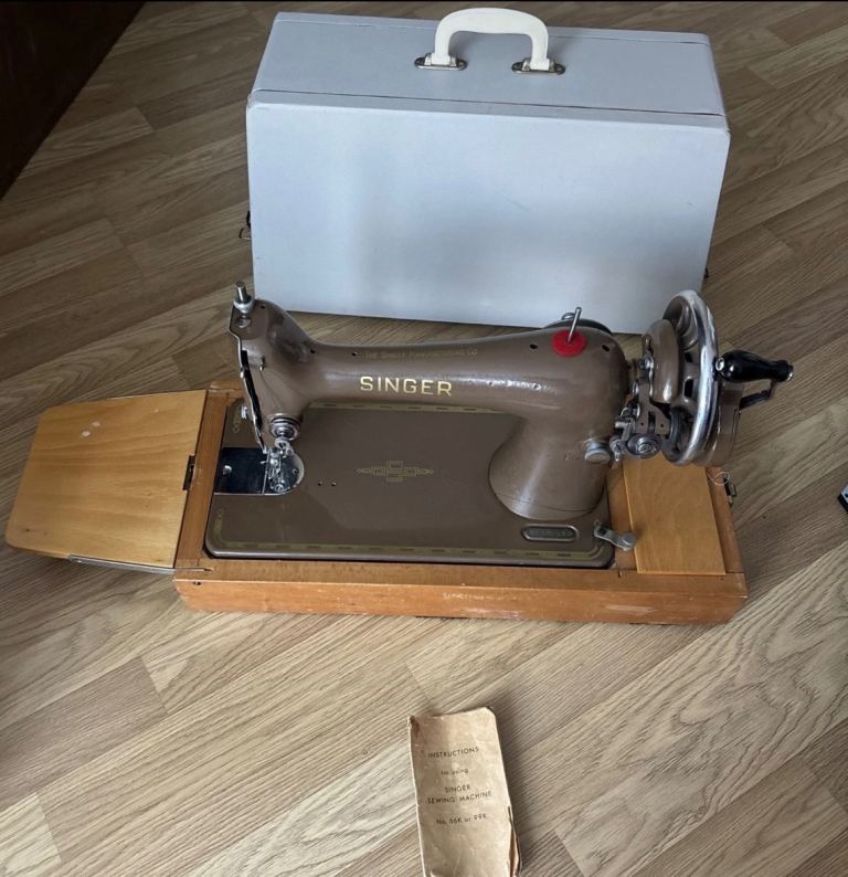Singer manual sewing machine - case included