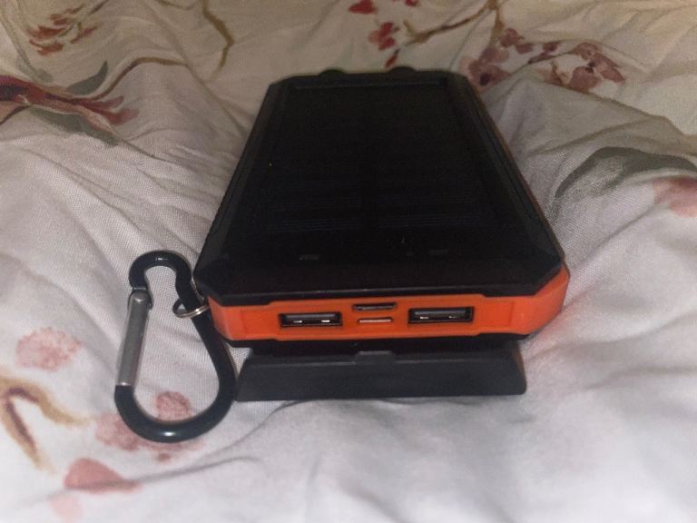 PRO SOLAR-POWERED POWER BANK WITH BUILT-IN FLASHLIGHT