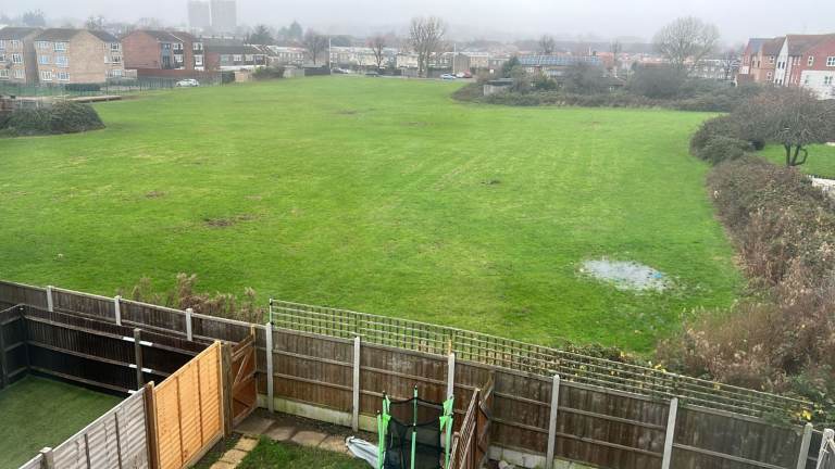 🏡 SHORT-LET • 4-Bed House • Paignton Close, Romford, RM3 8SF🏡