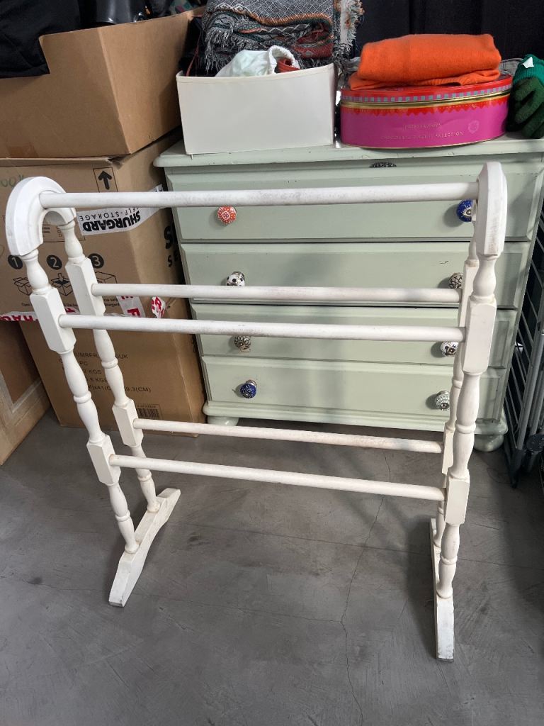 White Wooden Quilt Blanket Stand Towel Rail Rack