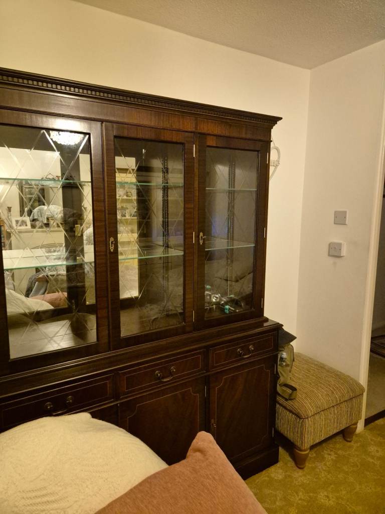 Long display cabinet 