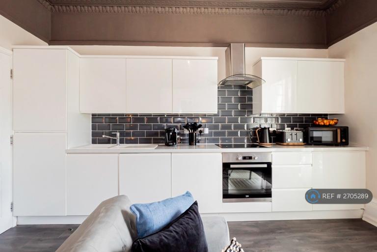 2 bedroom flat in Clarendon Road, Southsea, PO4 (2 bed) (#2705289)