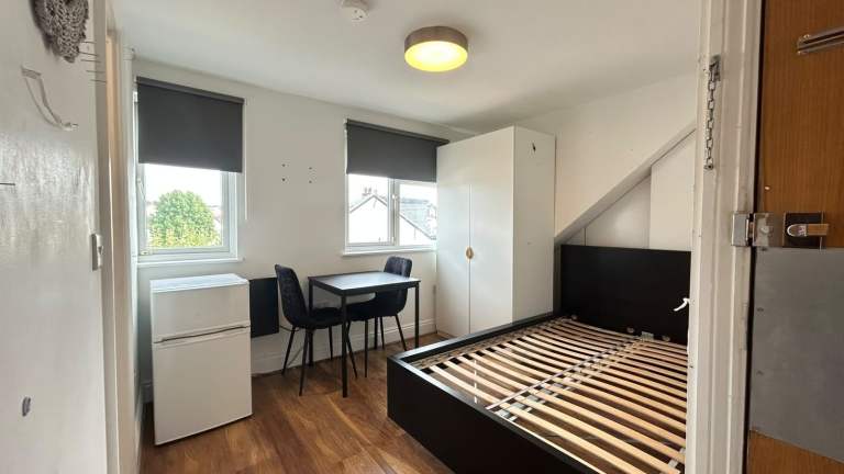 Modern Self-contained studio flat in Golders Green (Brent Cross)