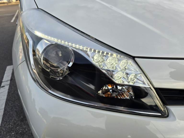 Automatic Toyota Yaris hybrid 1.5 VVT-CVT,5 Hatchback Petrol/Electric