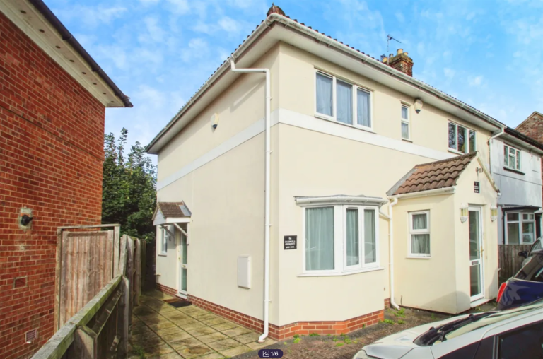 3 bedroom house in Cardwell Crescent, Headington, Oxford