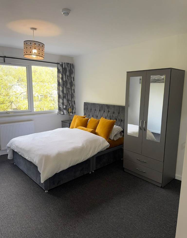 Ensuite Studio available now - couples allowed