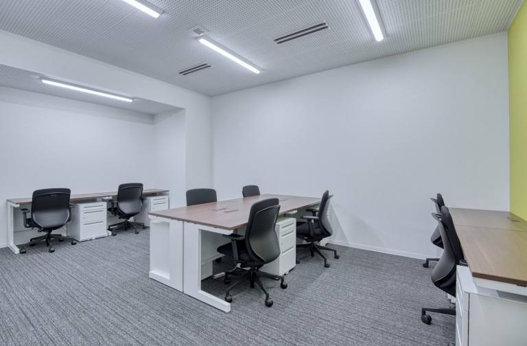 Folkestone - CT19 4RH \ Large Office for Up to 15 Desks, Ready to Use