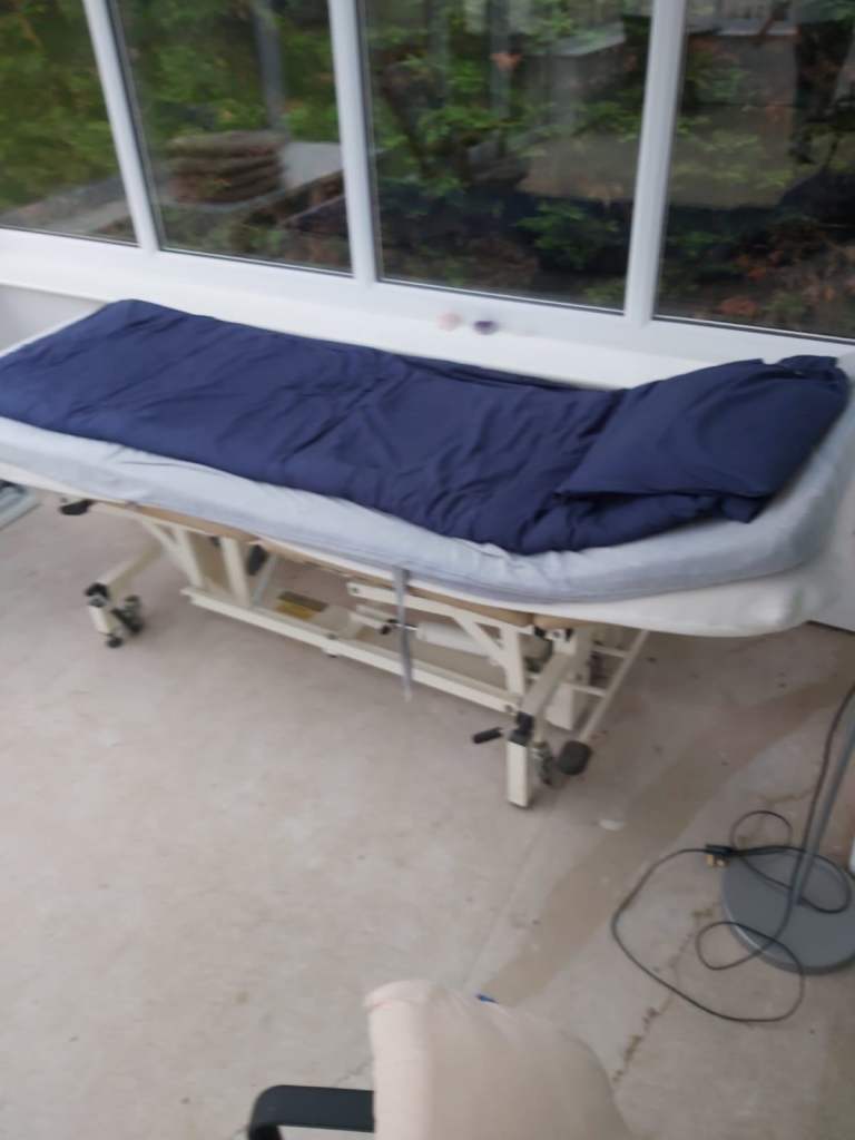 Hydraulic treatment couch