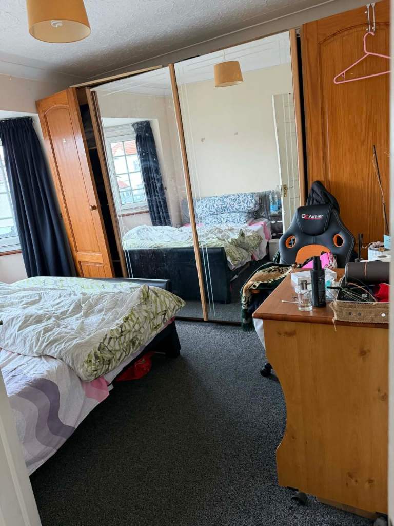 Double size bedroom for rent