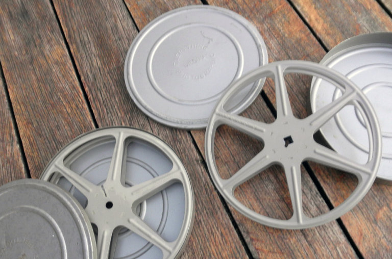 Vintage metal 16mm film canisters / tins complete with 400ft spools in very good condition