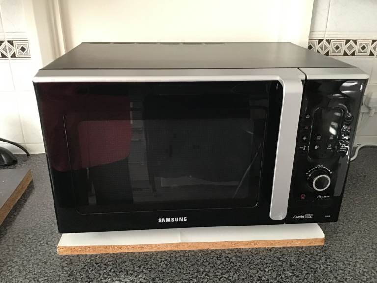 SAMSUNG COMBINATION MICROWAVE OVEN.  900W MICROWAVE, GRILL, CONVECTION OVEN.