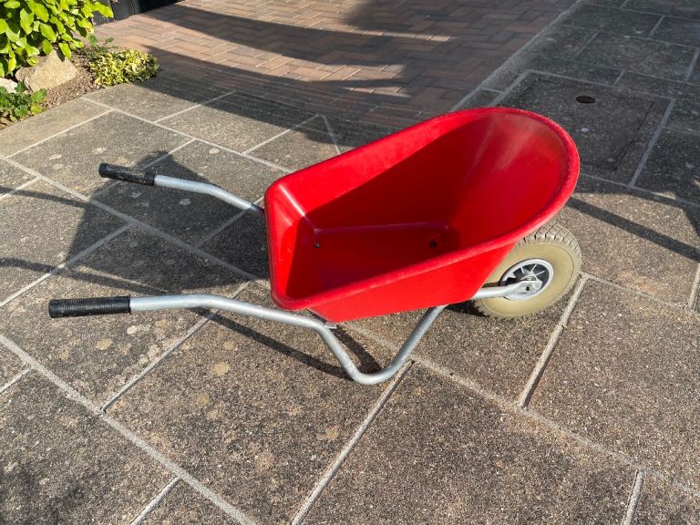 kids robust wheelbarrow for ages 3-9 approx 20litre capacity