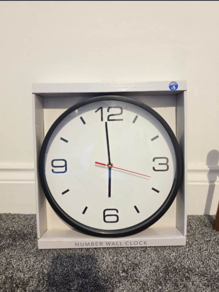 B&M Number Wall Clock – Simply Everyday (+ Free AA Batteries)