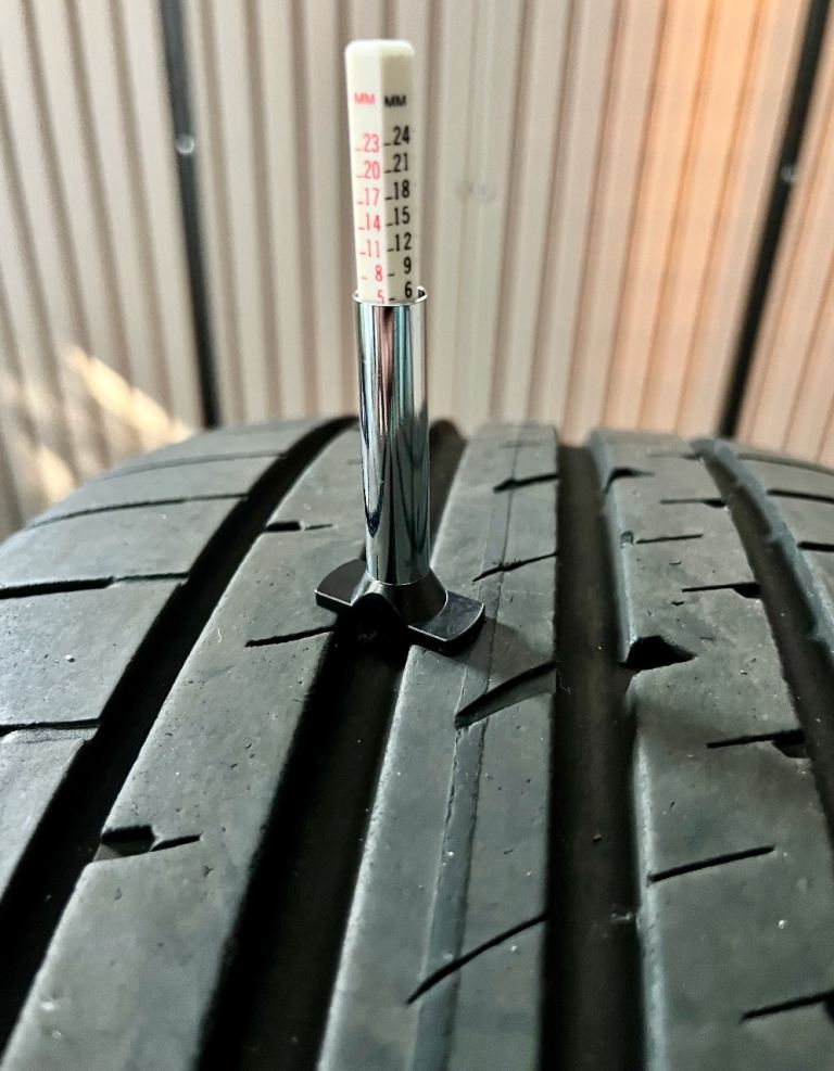 Goodyear Eagle F1 Asymmetric 2 225/40 R19 89Y run-flat tyre - used, tread depth 5-6mm.