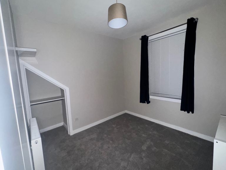 2 bedrooms, new carpets, newly decorated with drive way and private garden £1200pm