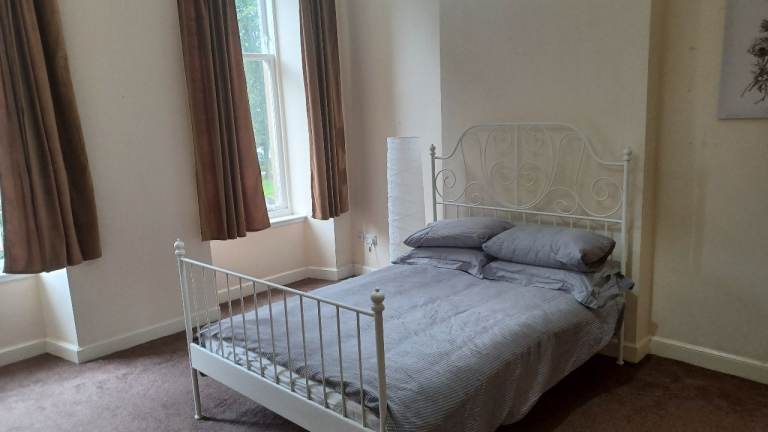 Large 2 dbl bed flat Shawlands overlooking park