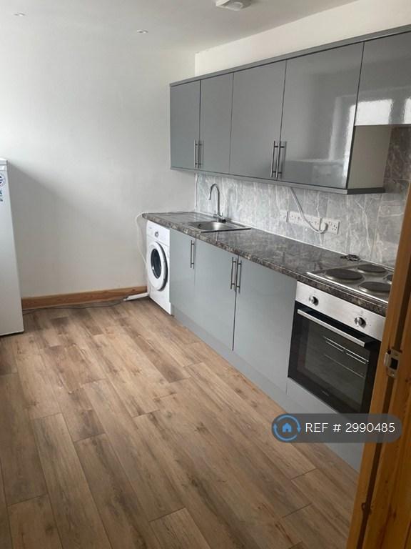3 bedroom flat in Mill Lane, Bedminster, Bristol, BS3 (3 bed) (#2990485)