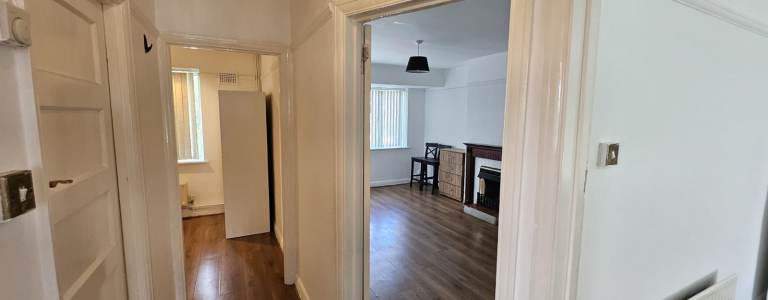 2 Bed, Maisonette FLAT near Slough Town - 5 min walk