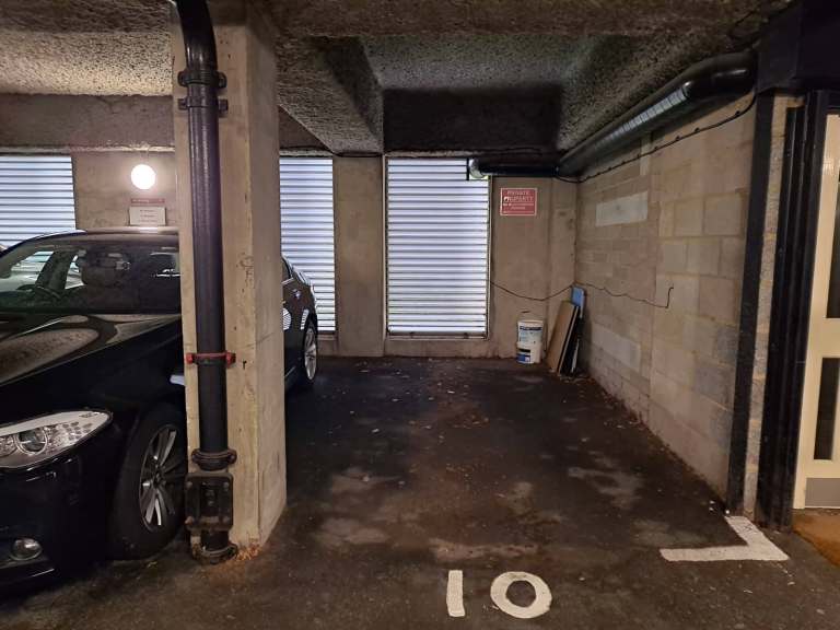 WOODSIDE PARK PROTECTED PARKING SPACE WITH CCTV AND REMOTE CONTROL NEAR THE TUBE STATION
