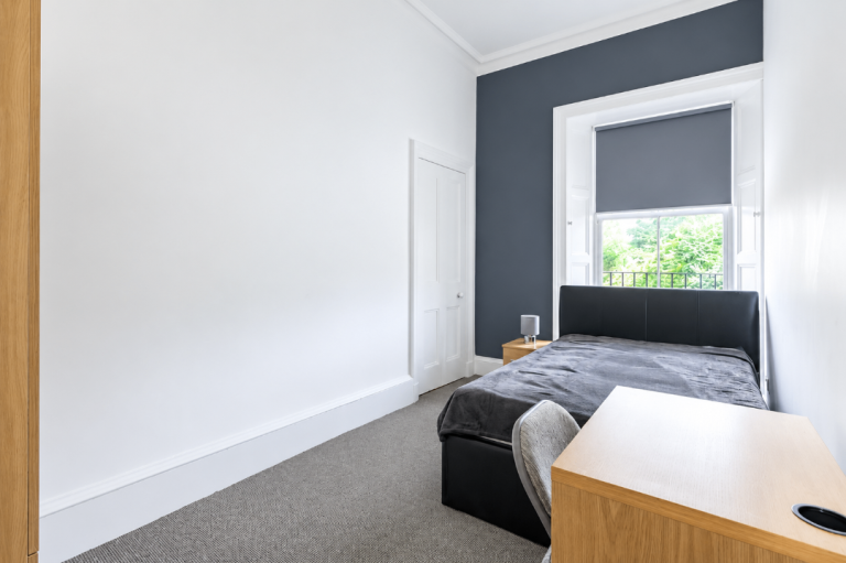 FLAT SHARE: Double bedroom in stylish, 6 bedroom, 2nd floor flat in Newington, bills included