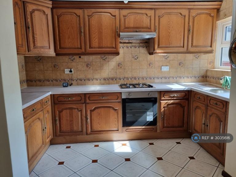 3 bedroom house in Grosvenor Road, London, E6 (3 bed) (#3035616)