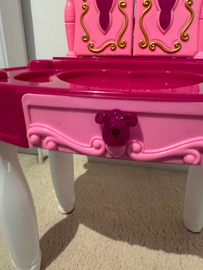 Kids’ dressing table 