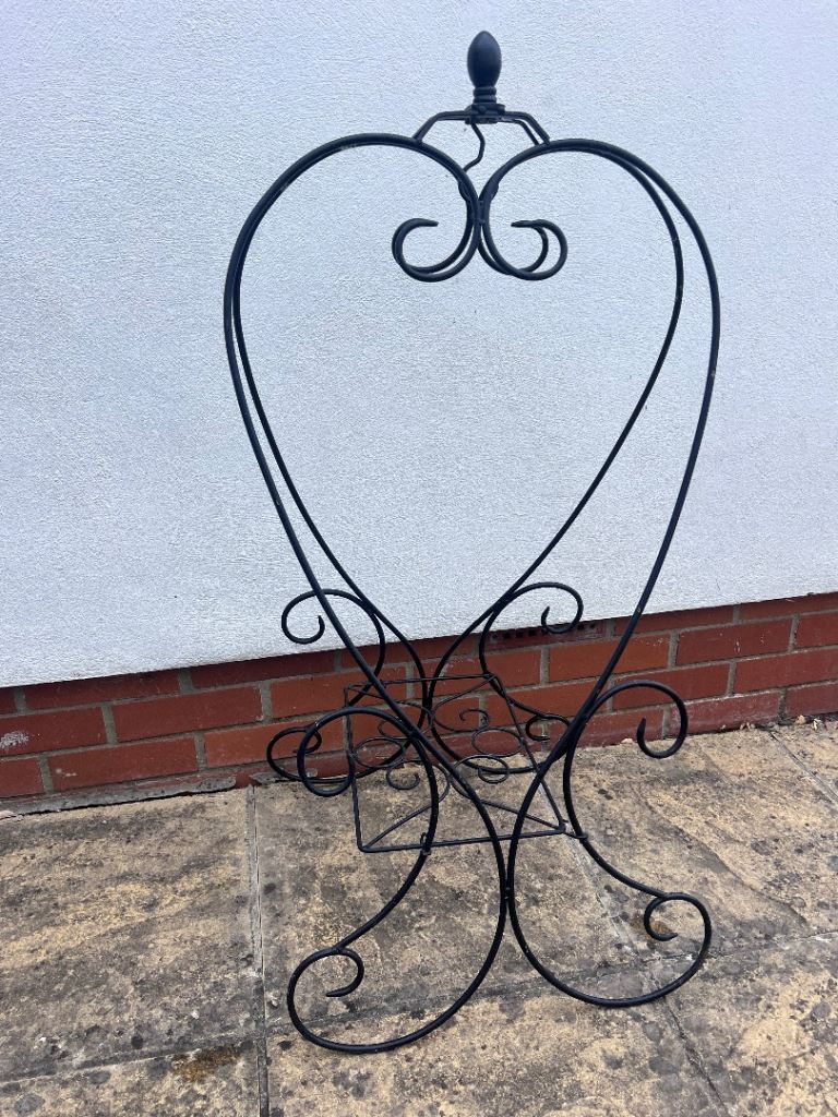 Metal heart decorative garden pot stand 