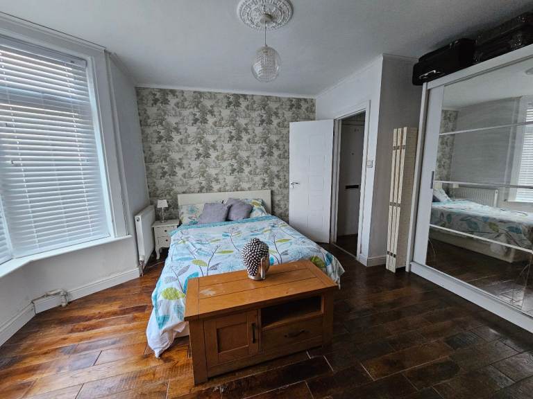 Flatmate to share a house