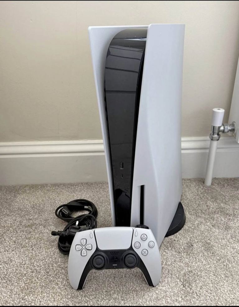PS5 Disc 1TB With Stand & Black & White Premium Plates – Excellent Condition (Brand New)