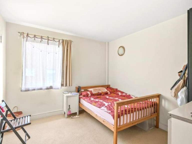 Finsbury Park – Comfortable & Functional Room 🏢