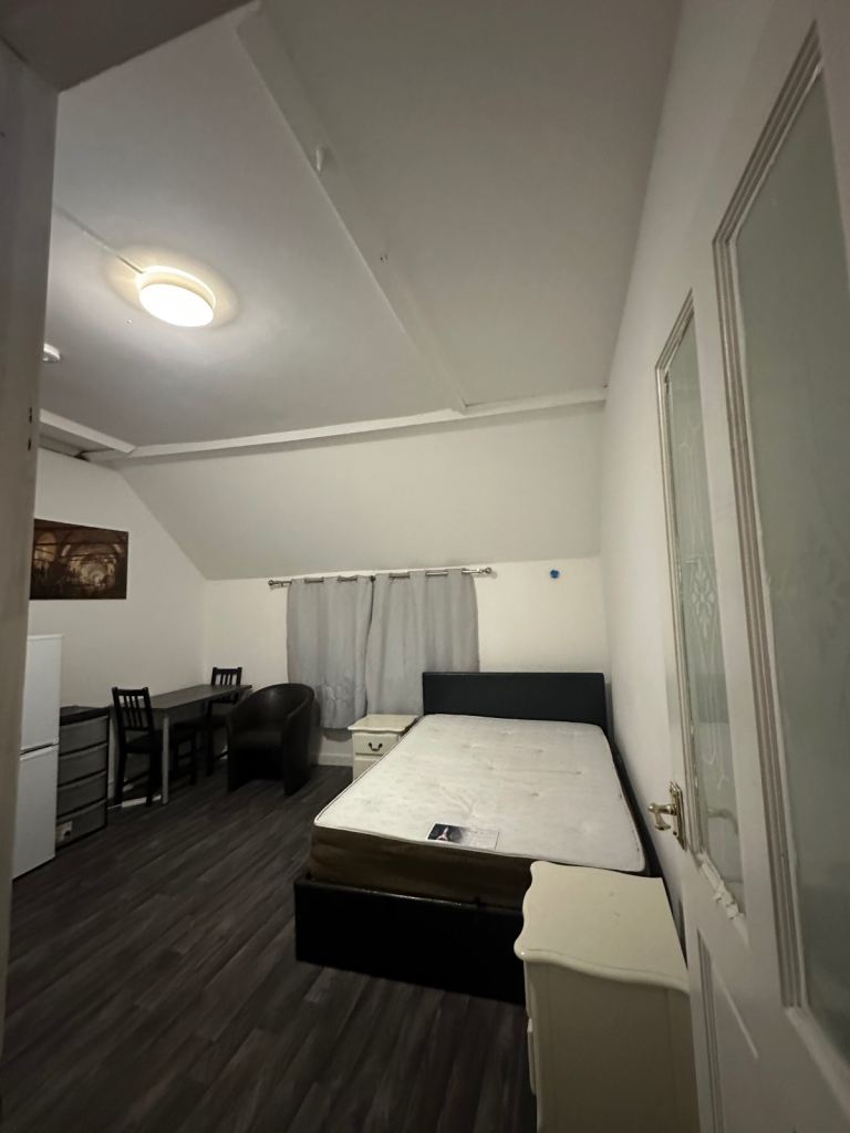 Studio apartment/ flat. Redlands. Church road. 