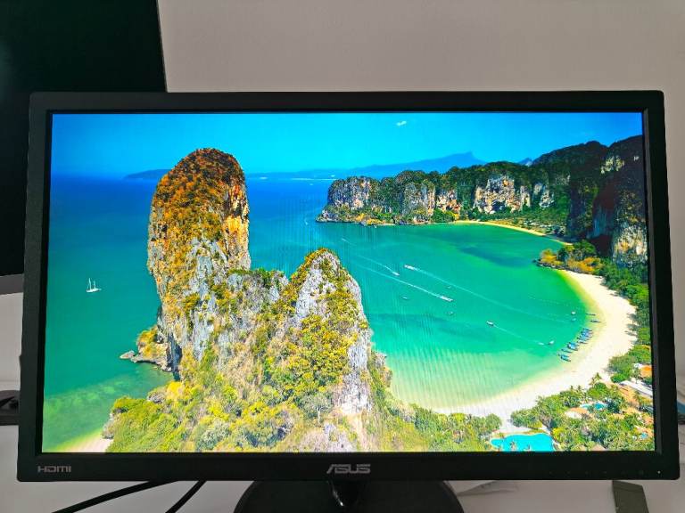 ASUS 21.5" Full HD Monitor (VP228HE) with Stand & Cables – Great Condition