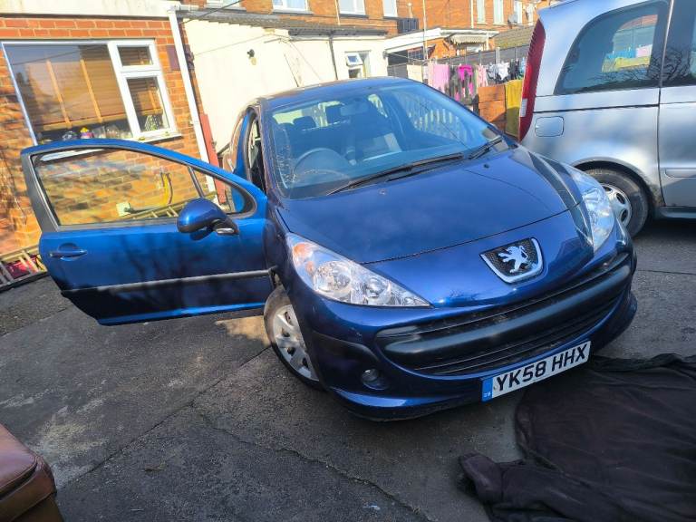 Beautiful Peugeot 207 in blue with very low mileage.