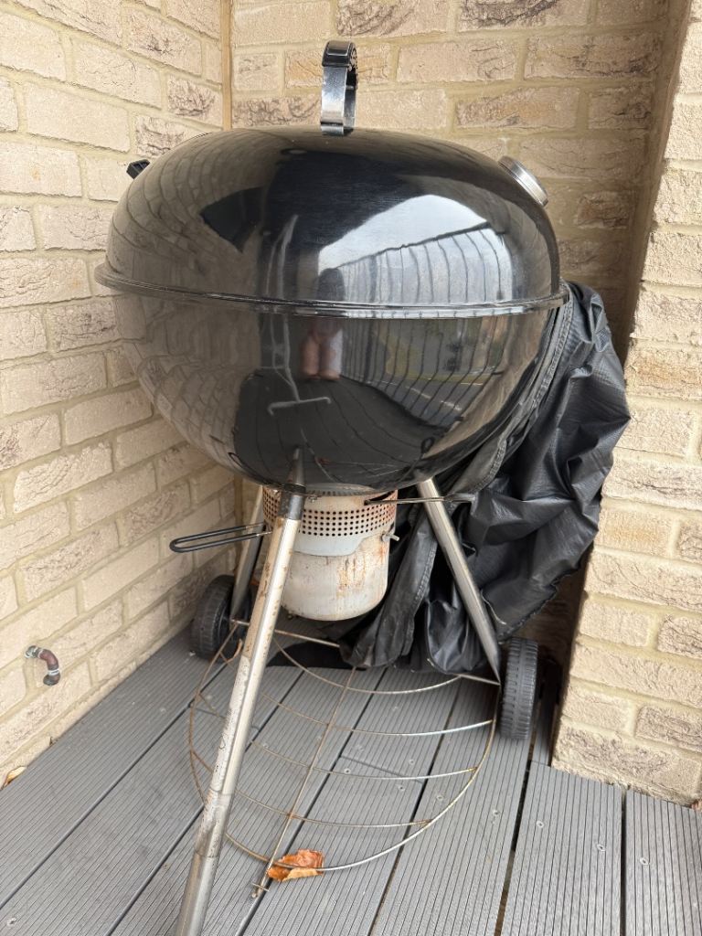 Charcoal BBQ Grill with integrated thermometer